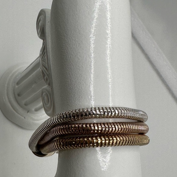 Gorgeous gold, three strand chain bracelets with magnetic clasp - Picture 9 of 12